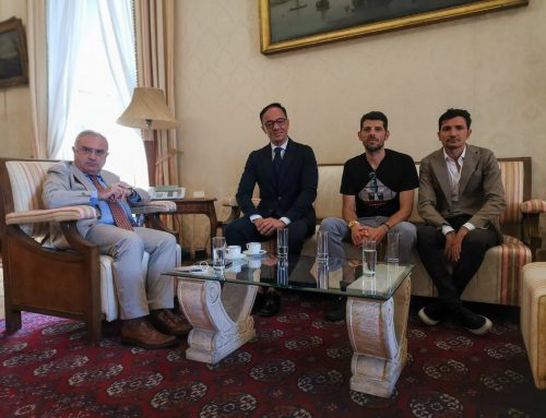Il presidente Vincenzo Schiavo, insieme con Antonio Visconti e Gennaro Pelliccia (titolari del Monidee Cafè)