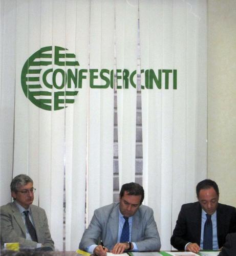 vincenzo-schiavo-incontra-sindaco-de-magistris-in-confesercenti-(5)